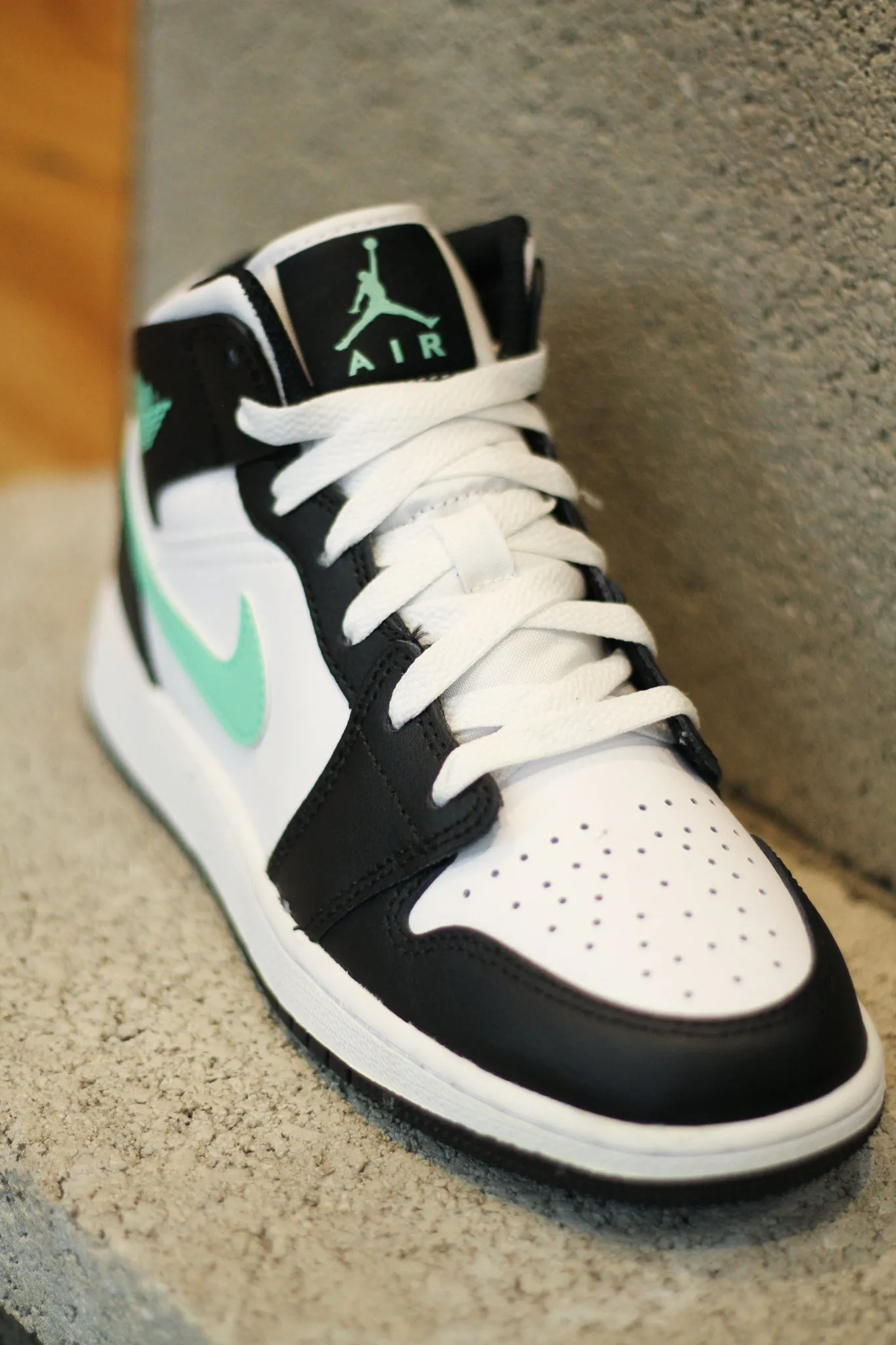 AIR JORDAN 1 MID (GS) "GREEN GLOW"