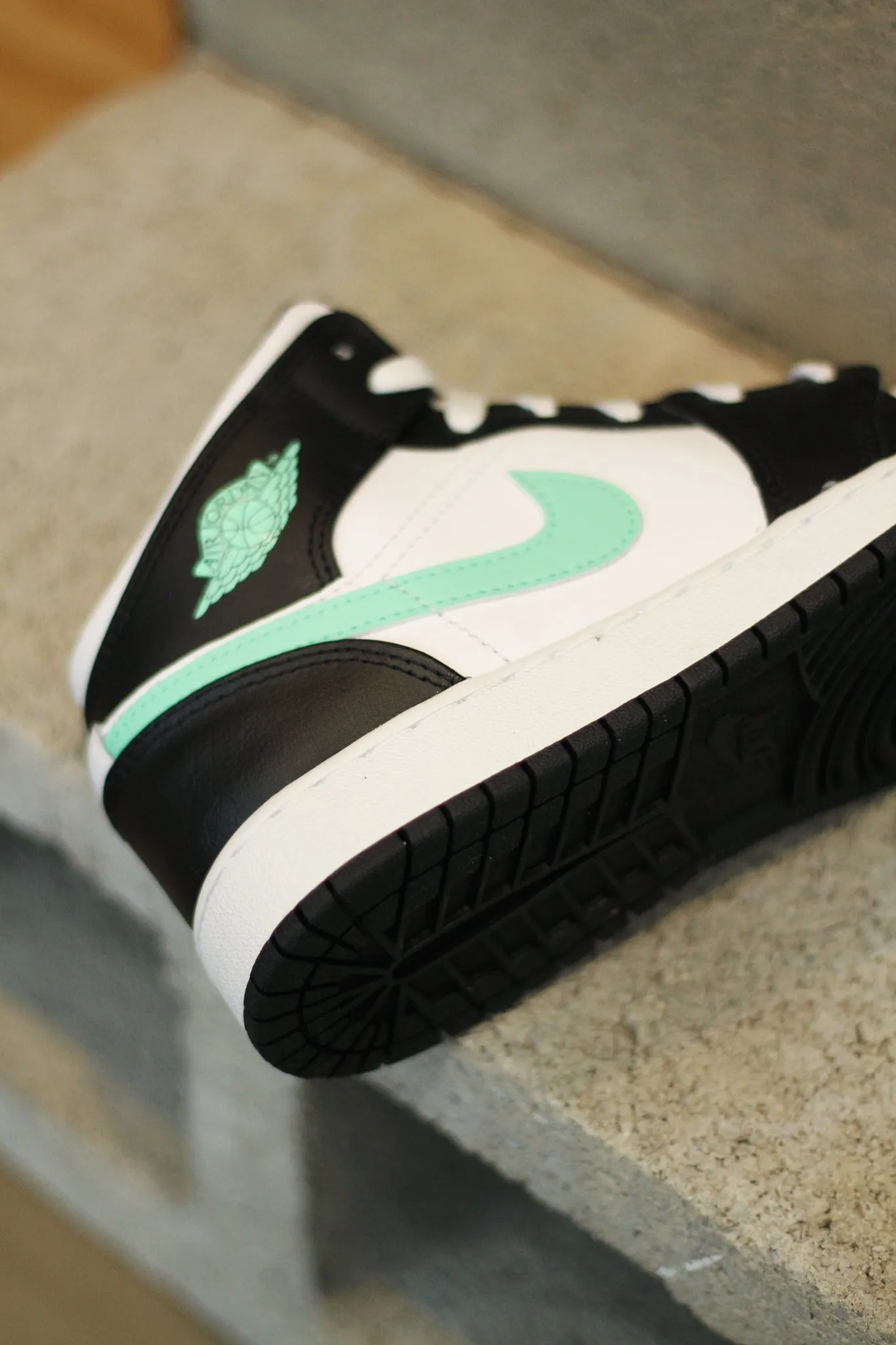 AIR JORDAN 1 MID (GS) "GREEN GLOW"