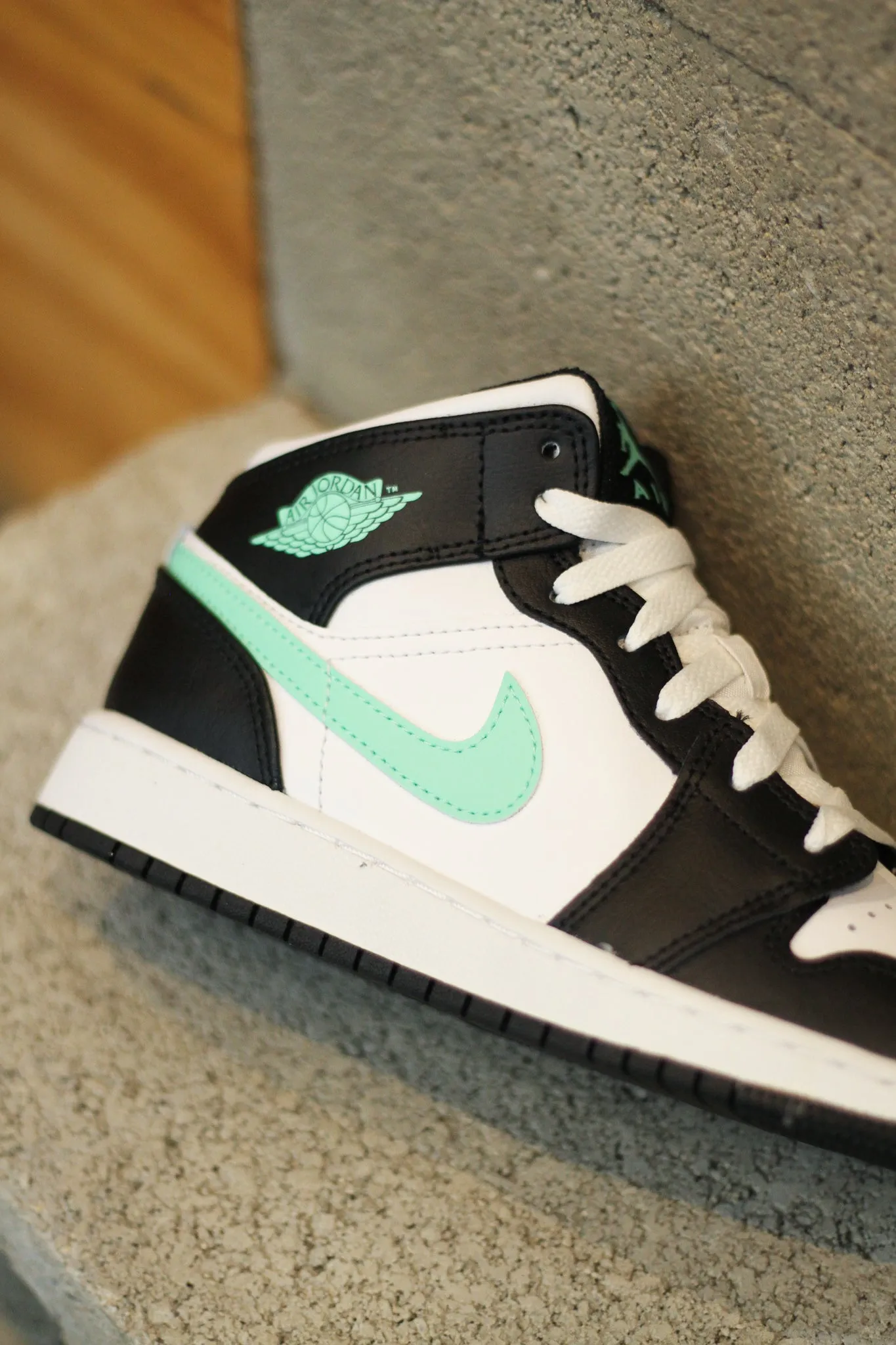 AIR JORDAN 1 MID (GS) "GREEN GLOW"